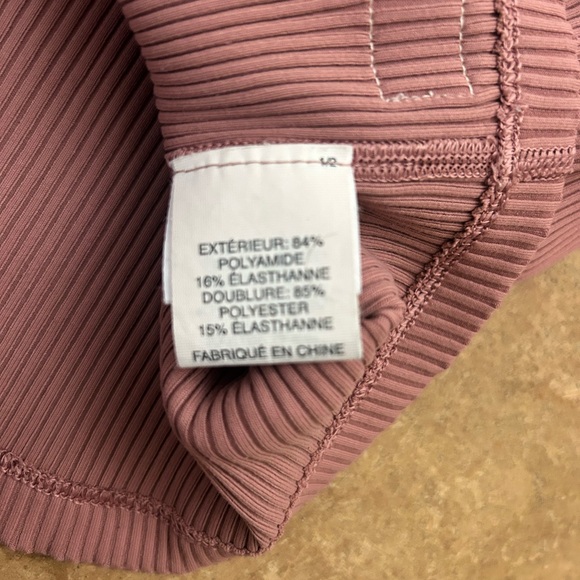 Vuori Women’s Mauve Ribbed Crop Tank size Small - Picture 5 of 8